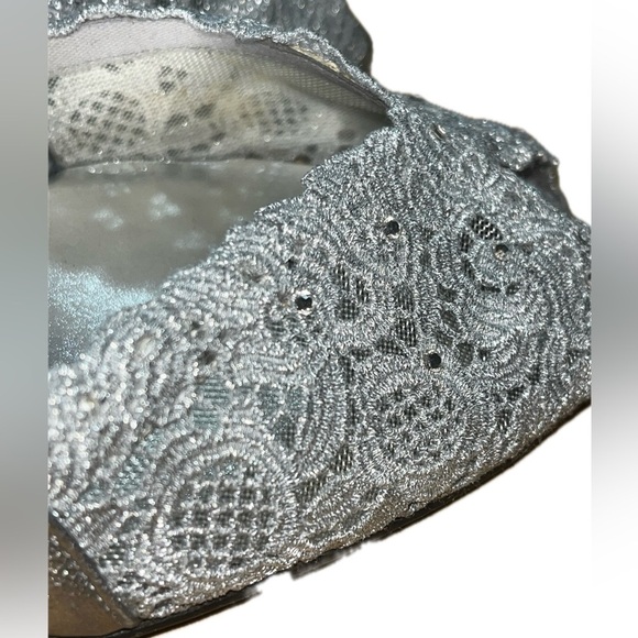 Stuart Weitzman Wedding Silver Satin And Lace Heels, SZ 9.5”M - Picture 9 of 16